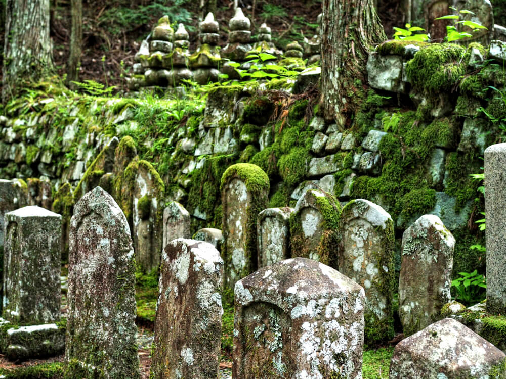 Lápidas en el cementerio Okunoin
