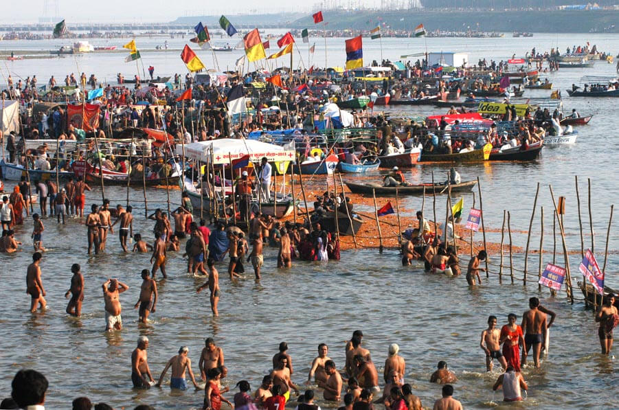 Peregrinos del Maha Kumbh Mela bañándose