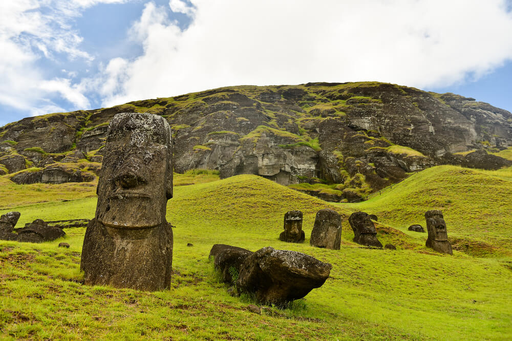 Moáis en la falda del volcán Rano Raraku
