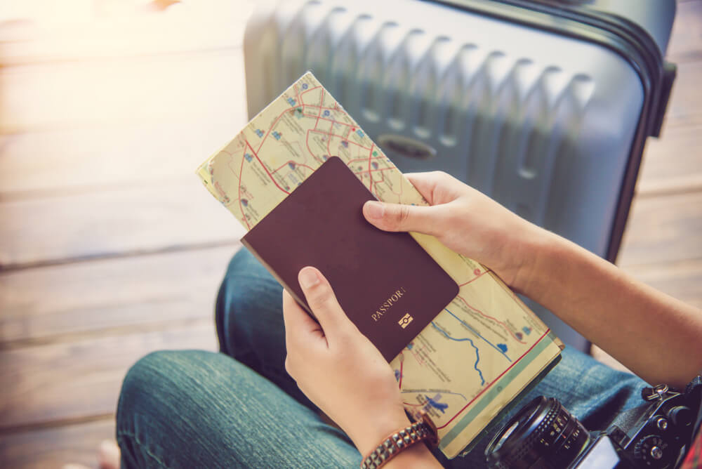 Mujer que va a viajar con el pasaporte en la mano
