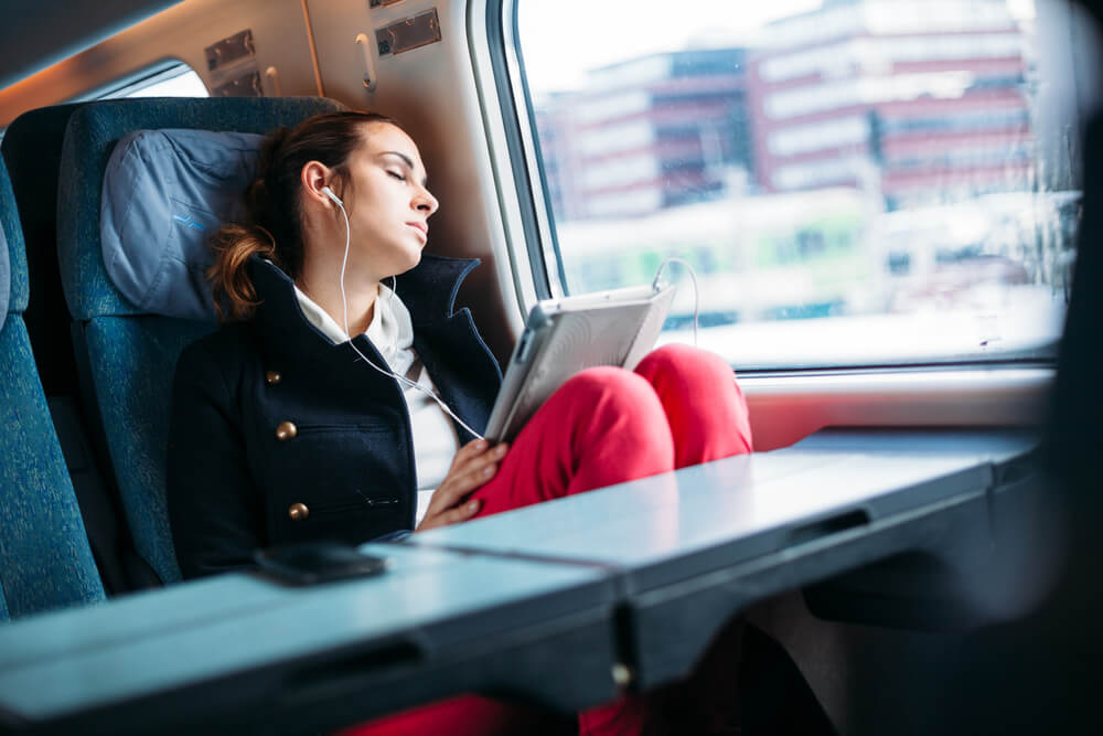 Mujer durmiendo en el tren