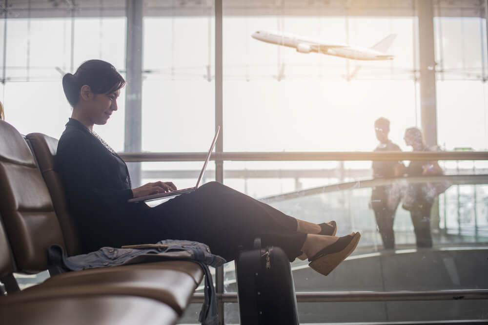 Mujer trabajando en el aeropuerto en una escala larga