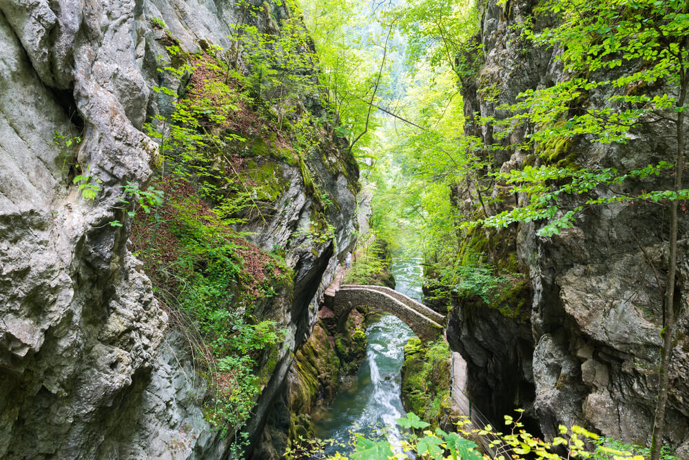 Puente sobre el río Areuse
