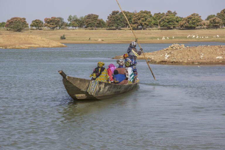 Un paseo en canoa por el río Bani en Malí