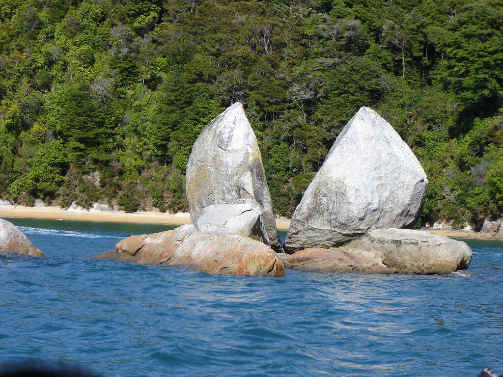 Roca partida en el Parque Abel Tasman