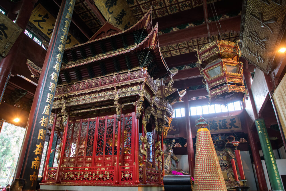 Interior del templo de Lingyin