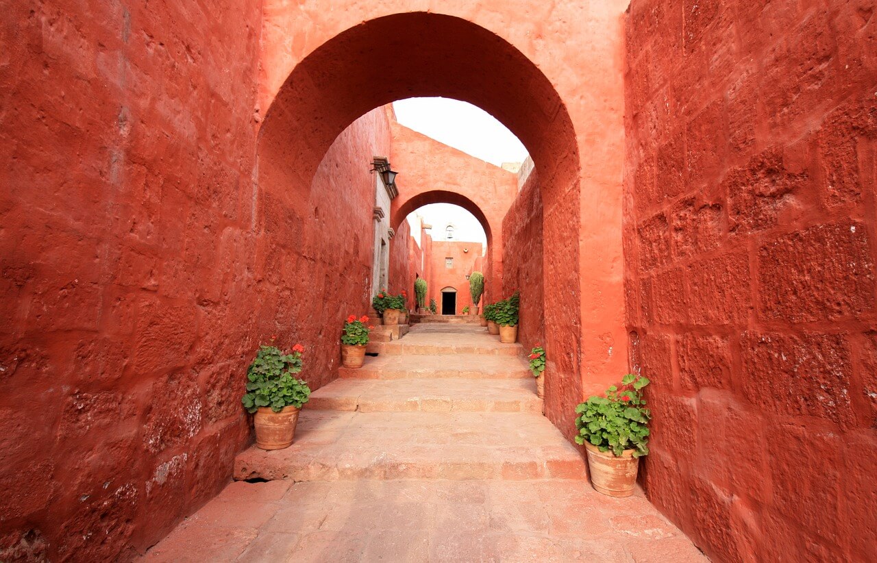 Calle del monasterio con paredes rojas