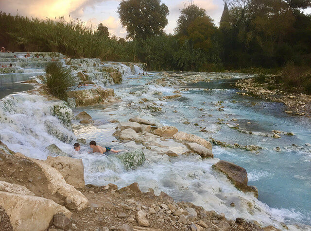 Vista de Saturnia, termas medicinales en Italia