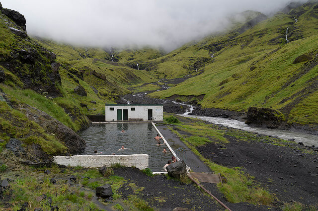 Piscina de Seljavallalaug, para bañarse en aguas termales en Islandia