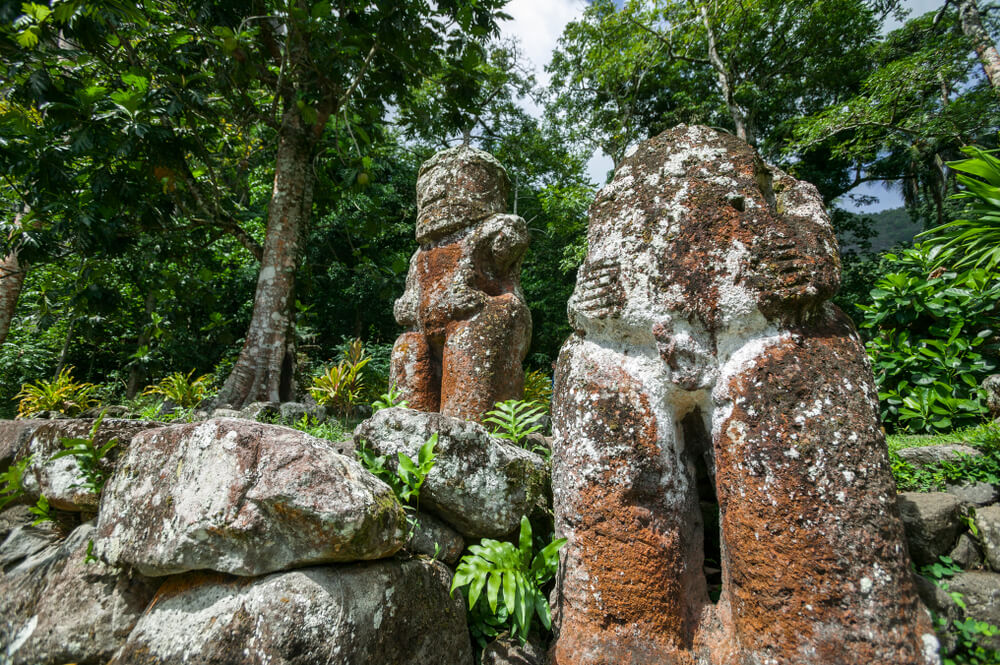 Tikis en Hiva Oa