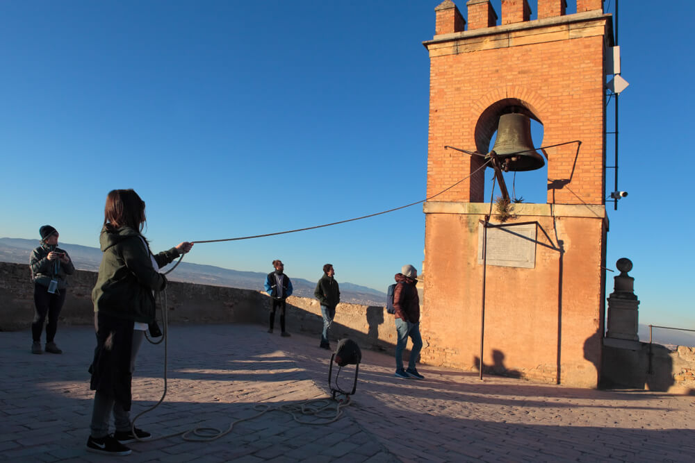 Joven tocando la Torre de la Vela