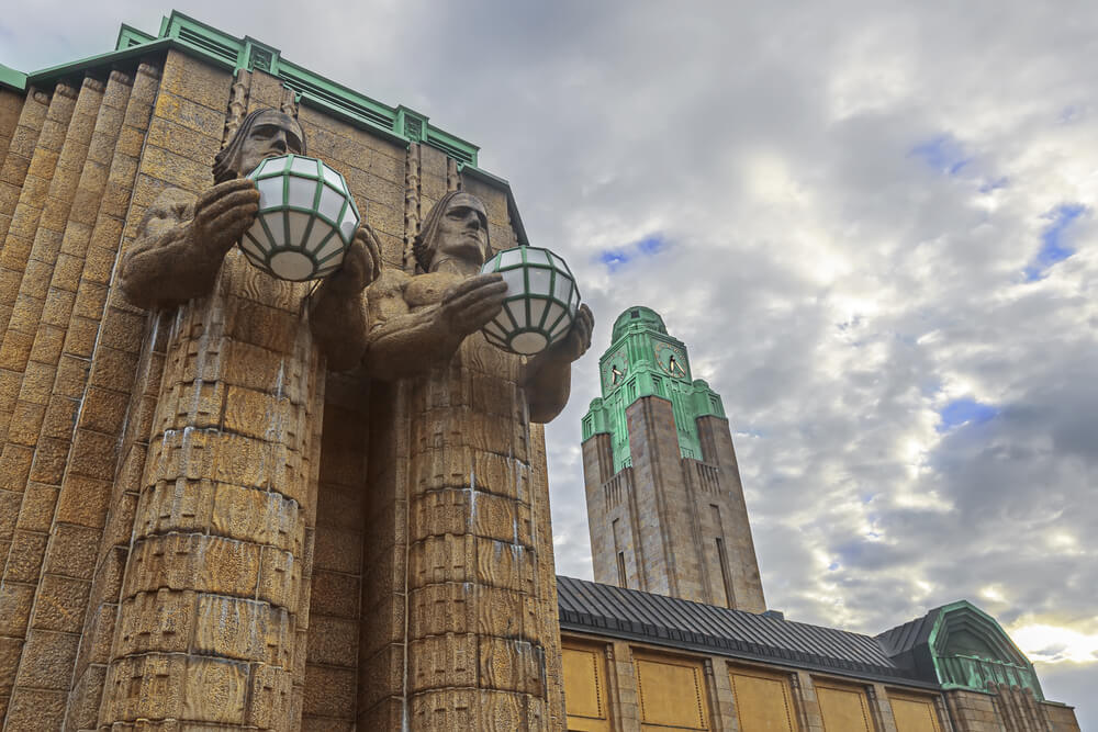 Torre y estatuas de la entrada de la Estación Central de Helsinki