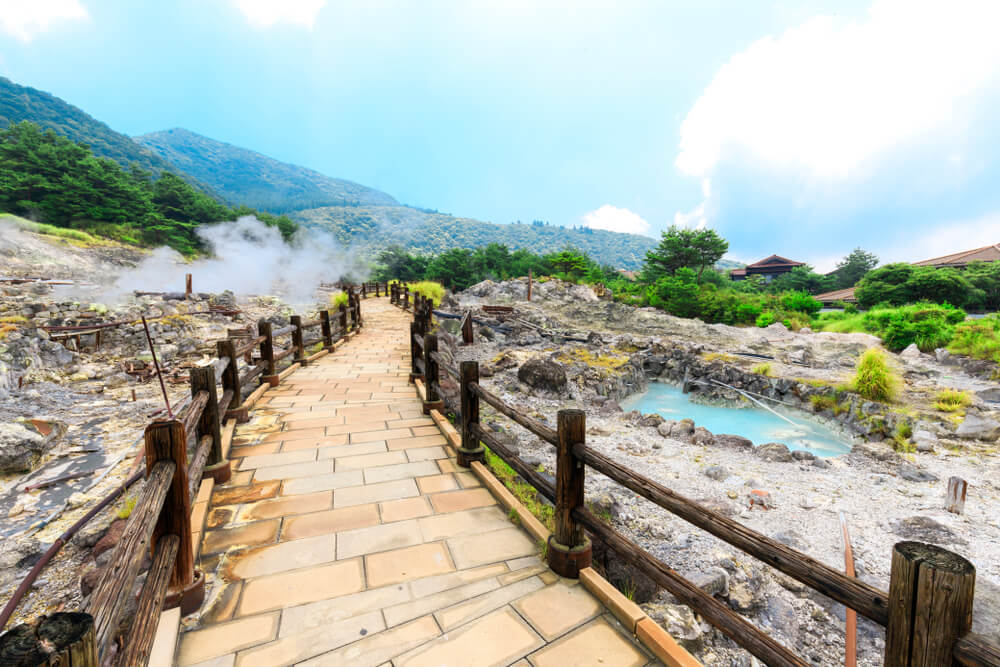 Aguas termales en Unzen en isla de Kyushu