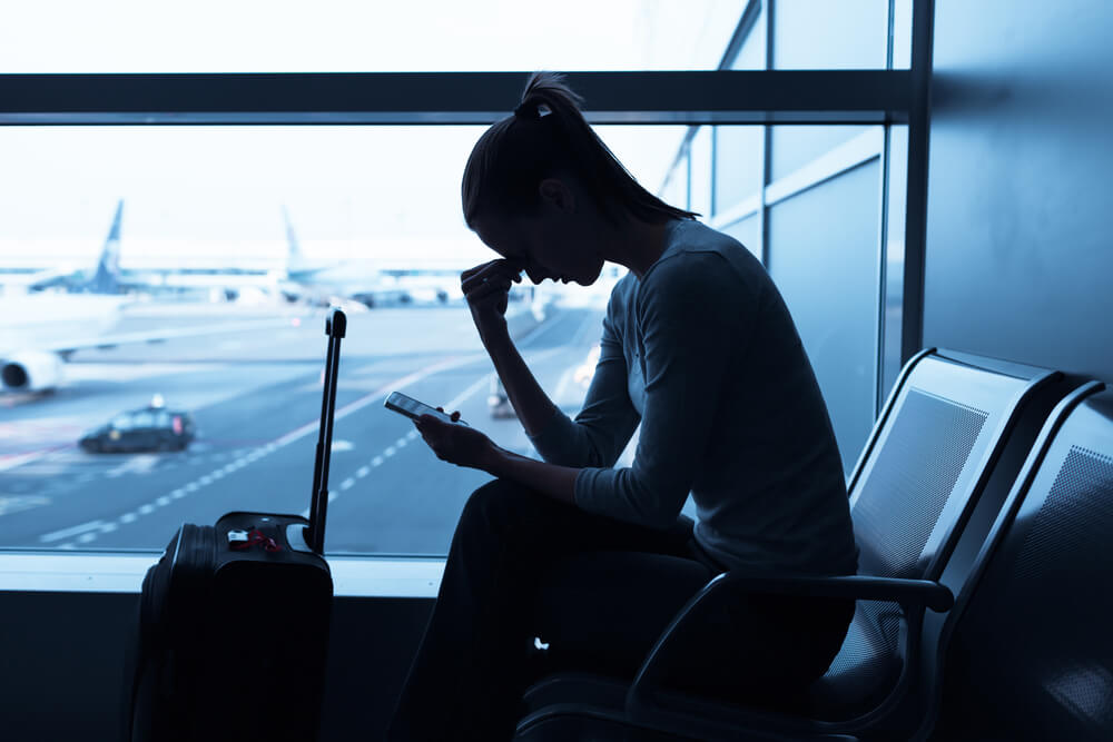 Viajera triste en una aeropuerto
