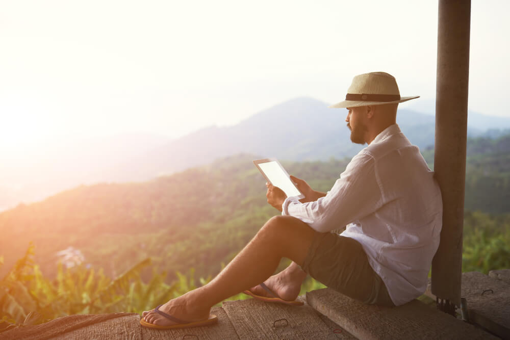 Viajero leyendo en un viaje antiestrés