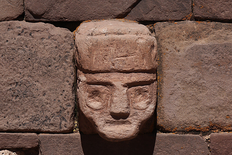 Cabeza de piedra en uno de los templos