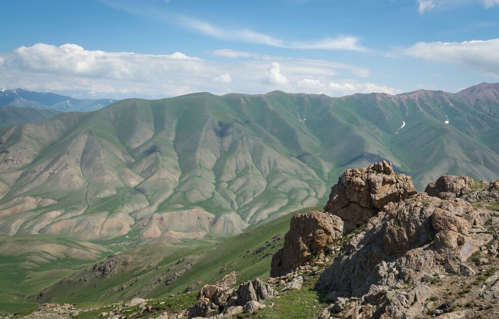 Vistas de las montañas desde el camino hacia el lago