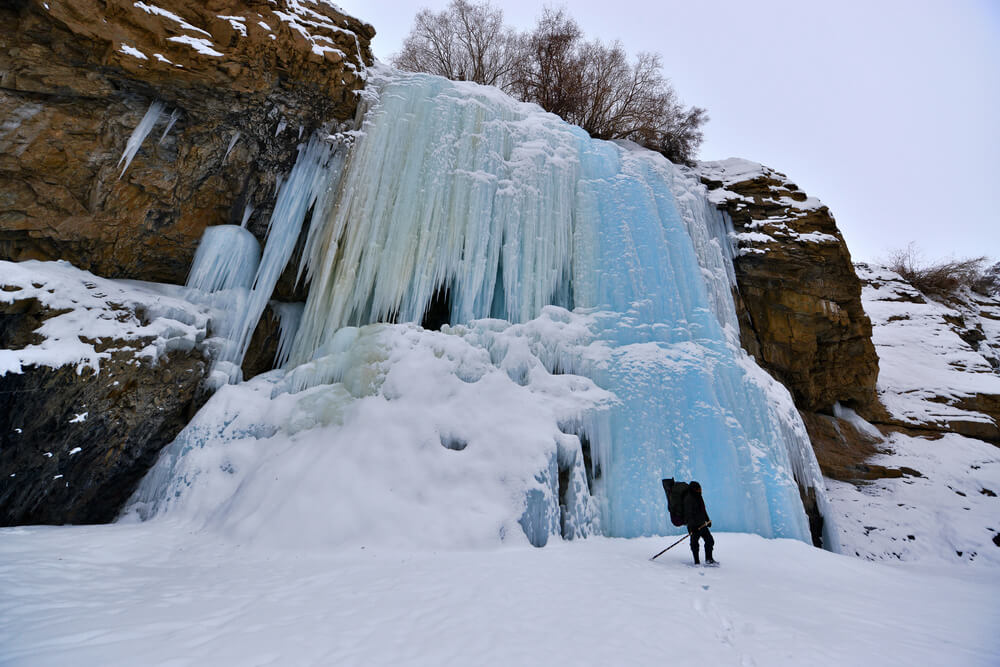 Cascada helada en el Chadar Trek