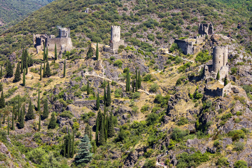 Vista de los castillos de Lastours en la ruta de los cátaros