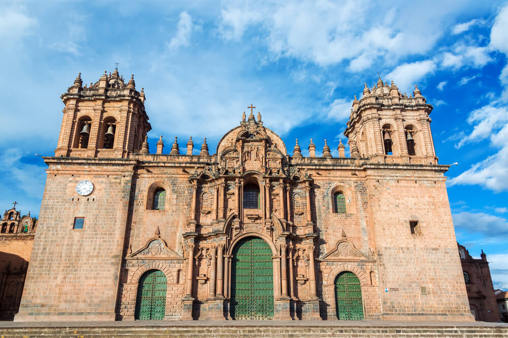 Escucha misa en quechua en la catedral de Cuzco