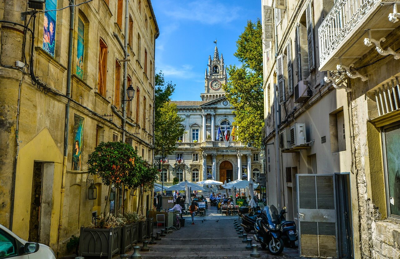 Calle del centro, lugar de turismo en Avignon 