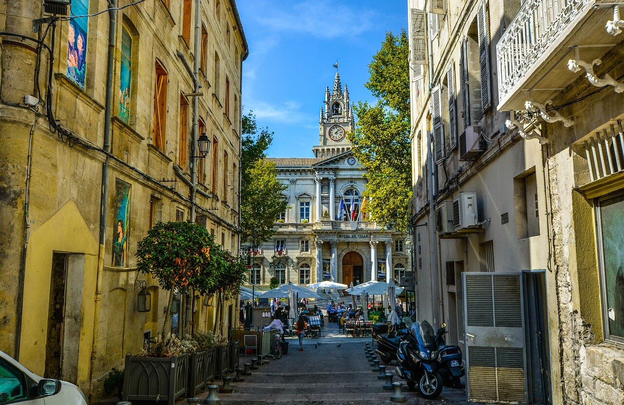 Calle del centro, lugar de turismo en Avignon