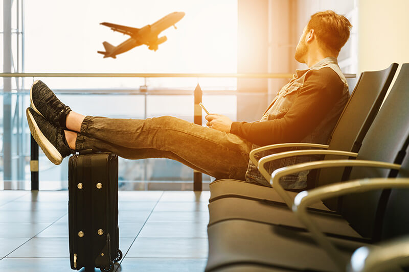 Chico en un aeropuerto con un móvil