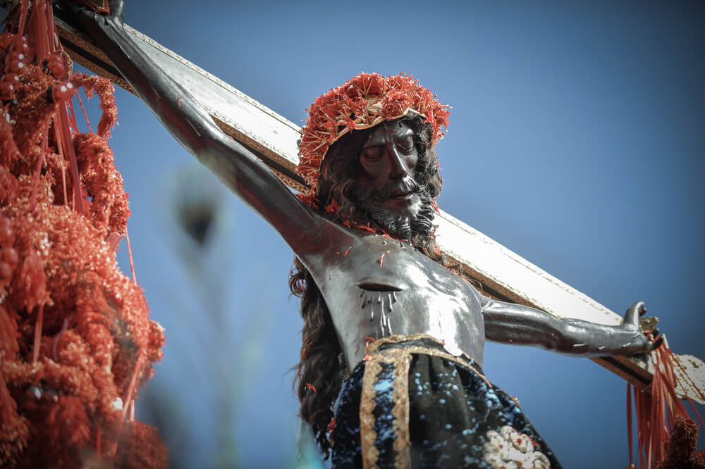 Cristo de los Temblores procesionando