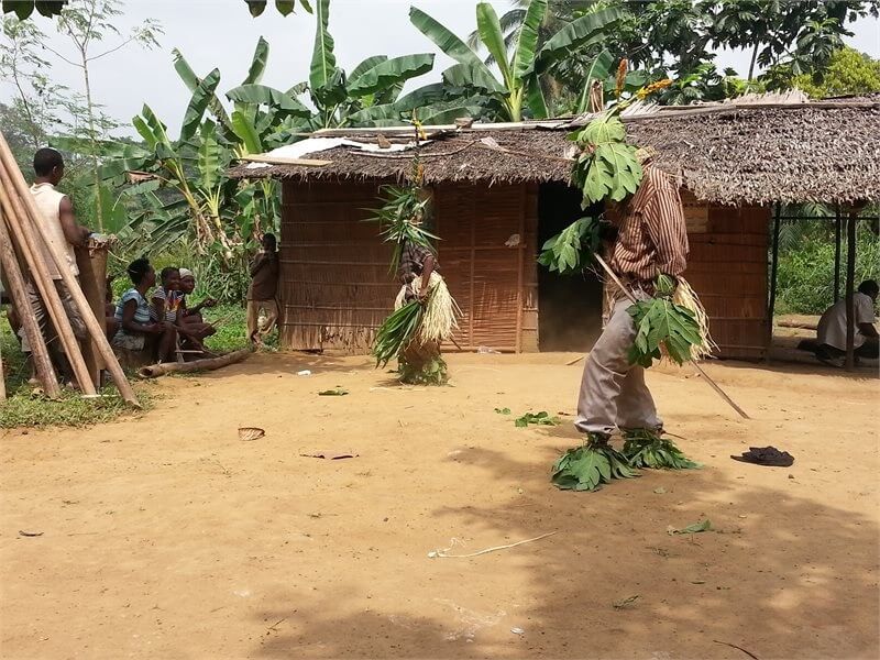 Danza tradicional de los pigmeos de Kribi