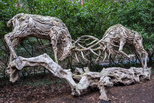 Escultura de unos ciervos luchando