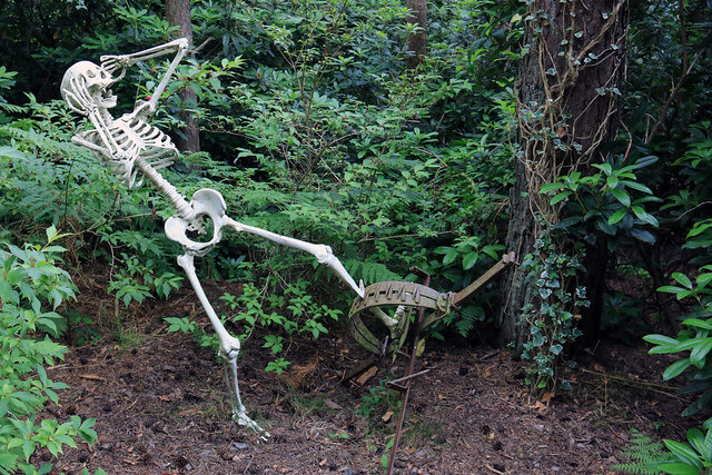 Escultura de un esqueleto atrapado en una trampa