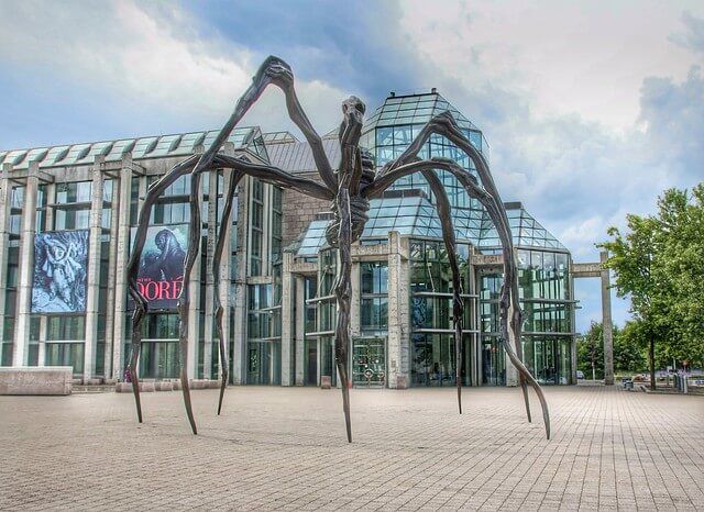 Escultura de una araña en la Galería Nacional de Canadá