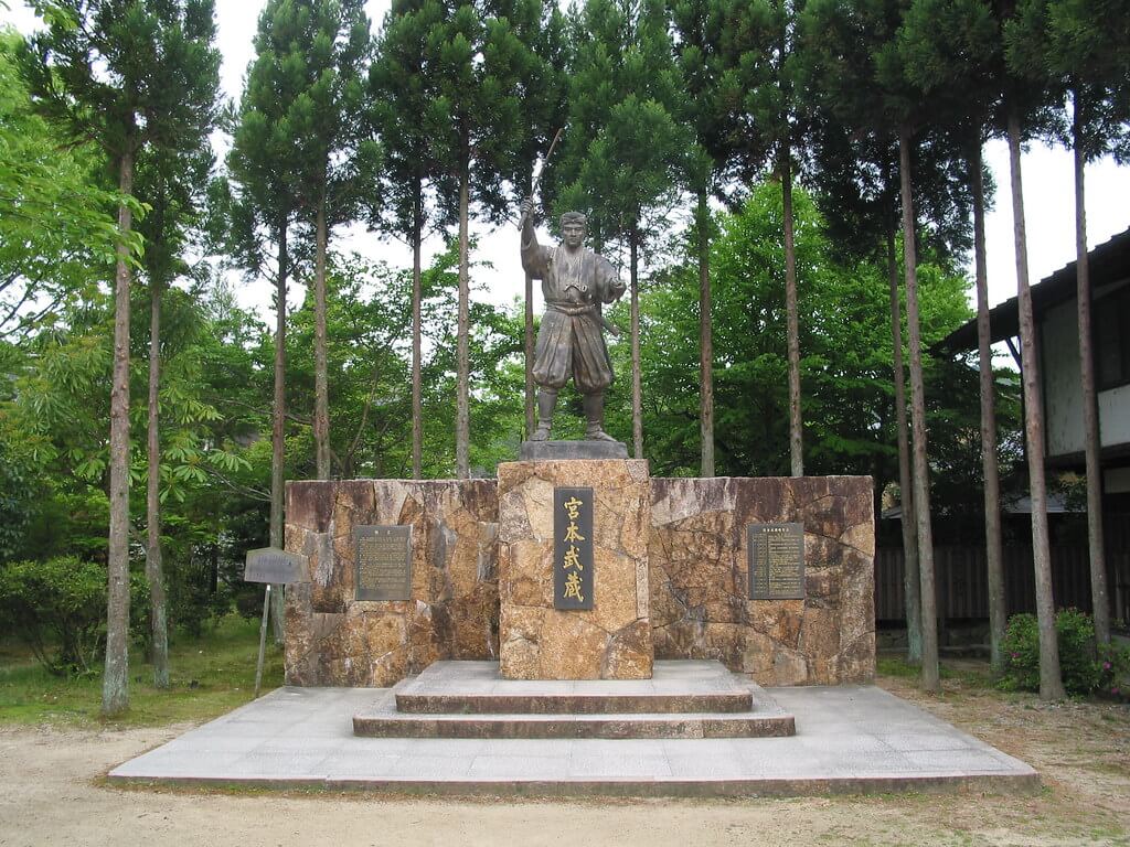 Estatua de Miyamoto Musashi 