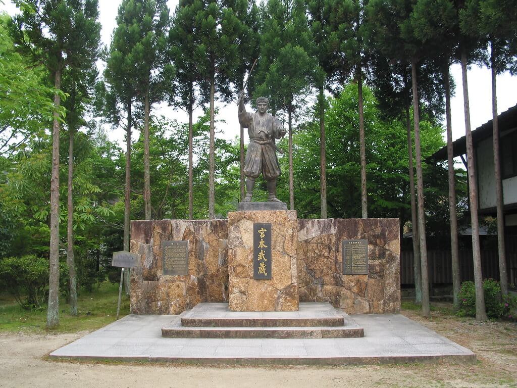 Estatua de Miyamoto Musashi
