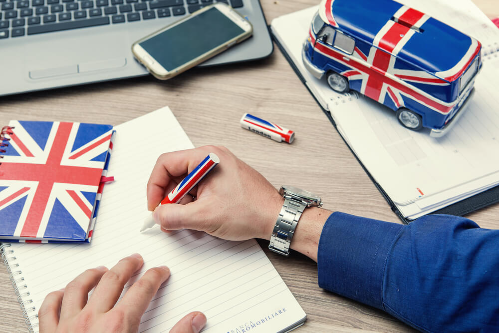 Estudiante haciendo un curso de inglés gratis