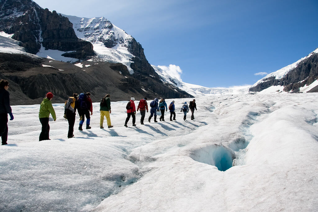 Excursionistas en el glaciar