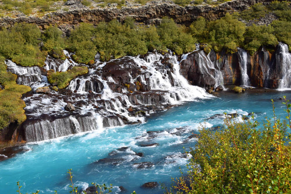 Vista de la cascada Hraunfoss