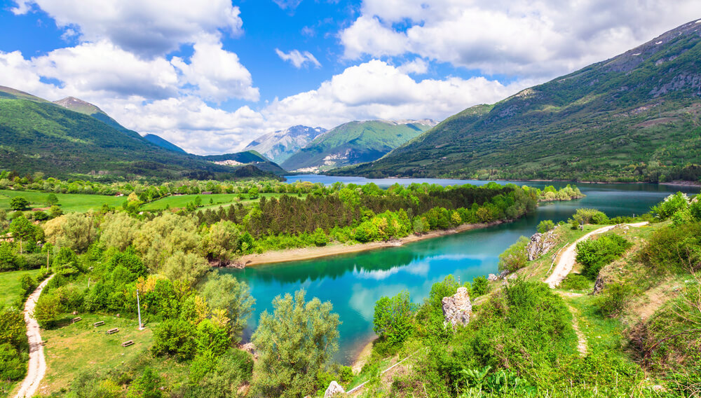 Vista del lago Barrea en Abruzo