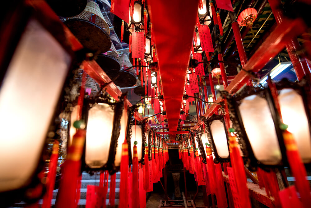 Linternas en el interior del templo