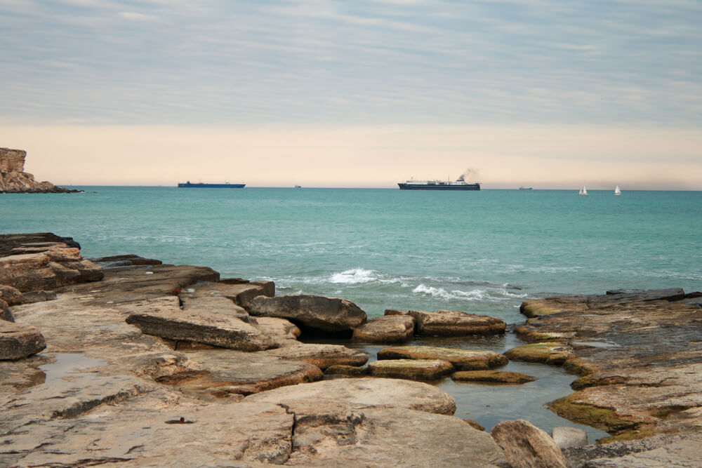 Barcos en el mar Caspio, el mayor lago endorreico