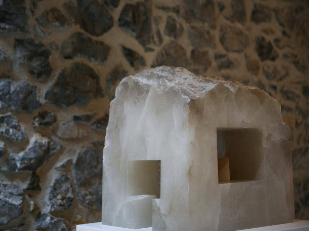 Pieza de alabastro en el Museo Chillida-Leku