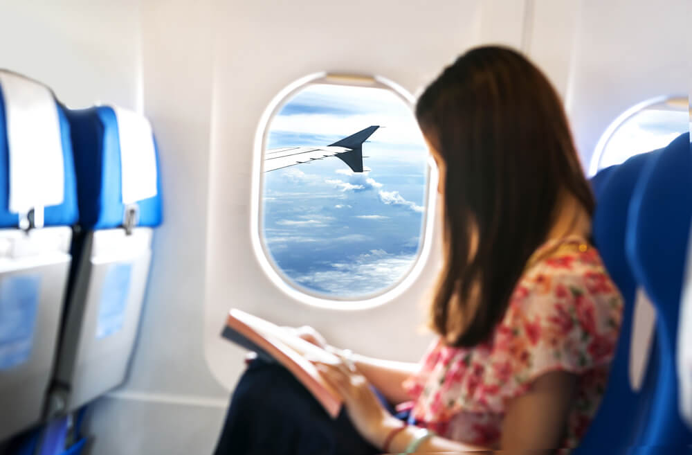 Pasajera leyendo en un avión