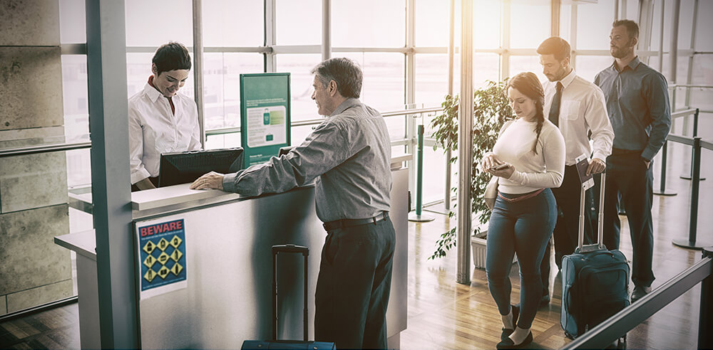 Pasajeros en el control de seguridad del aeropuerto