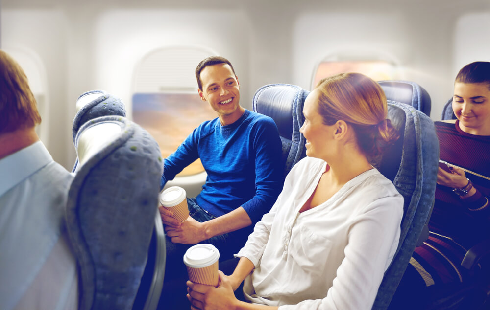 Pasajeros tomando café para combatir el jet lag