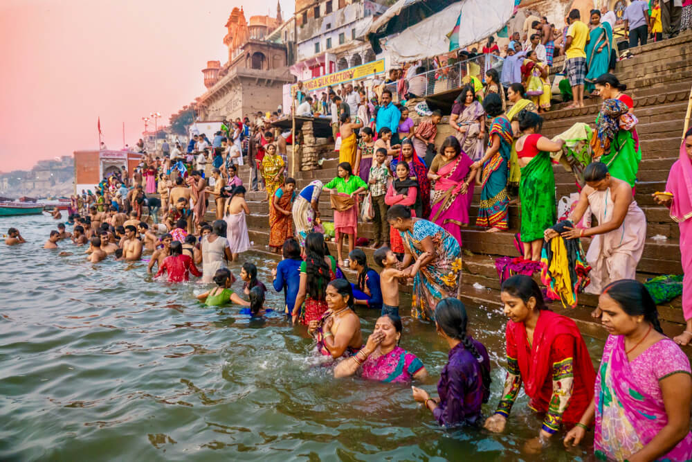 Creyente en Varanasi, una de las grandes peregrinaciones religiosas
