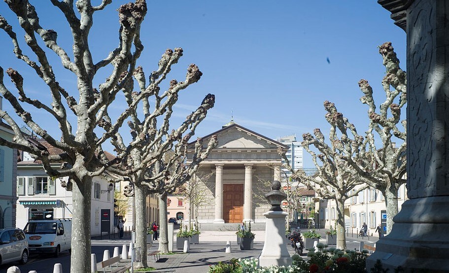 Plaza del templo de Carouge