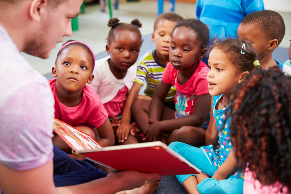 Profesor voluntario en una escuela de África