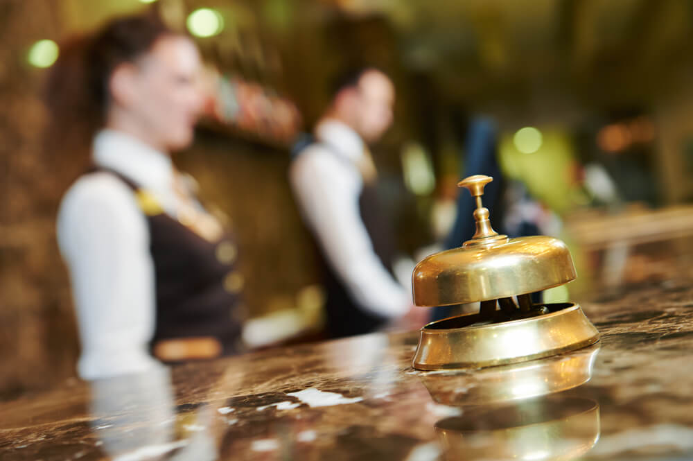REcepción de hotel dondes se cobra impuesto turístico