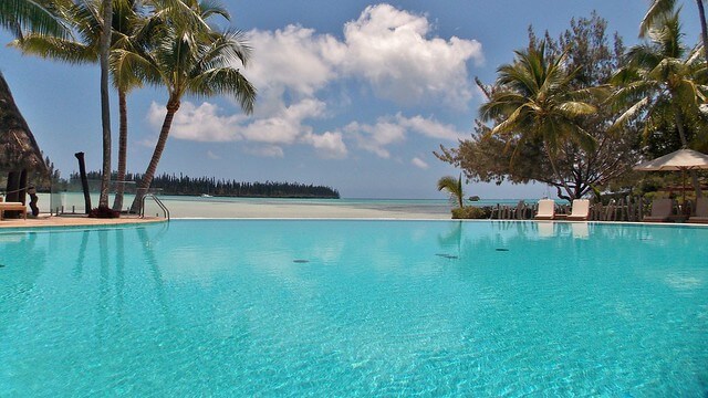 Piscina en un resort
