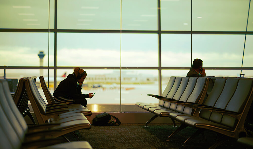 Hombre esperando en el aeropuerto su primer viaje en avión
